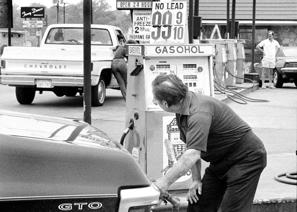 1970s pumping gasoline